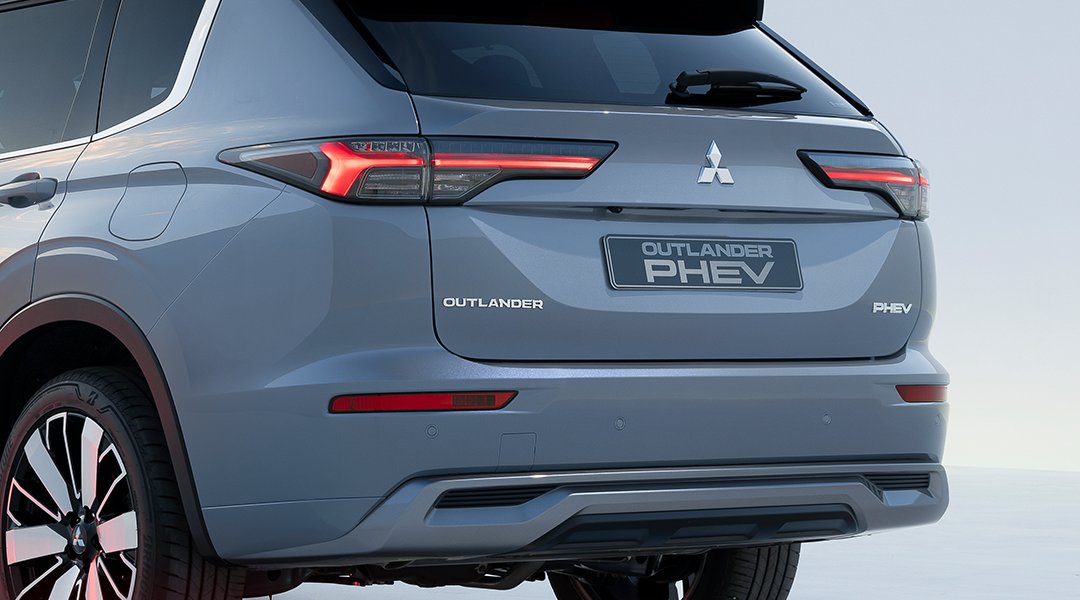 Nové Mitsubishi OUTLANDER PHEV 4X4 - signalizácia núdzového brzdenia