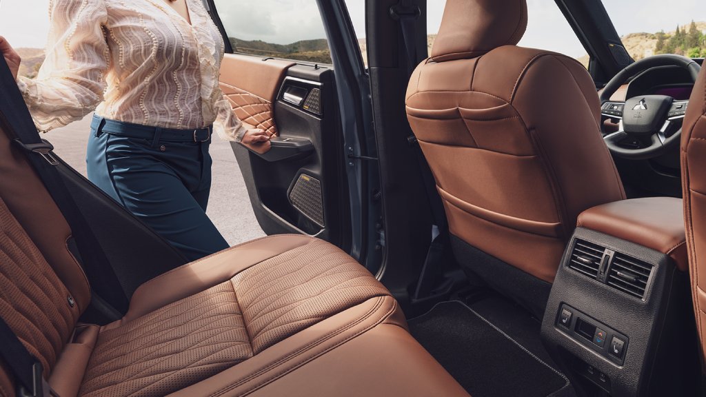 Nové Mitsubishi OUTLANDER PHEV - upozornenie na cestujúcich na zadných sedadlách